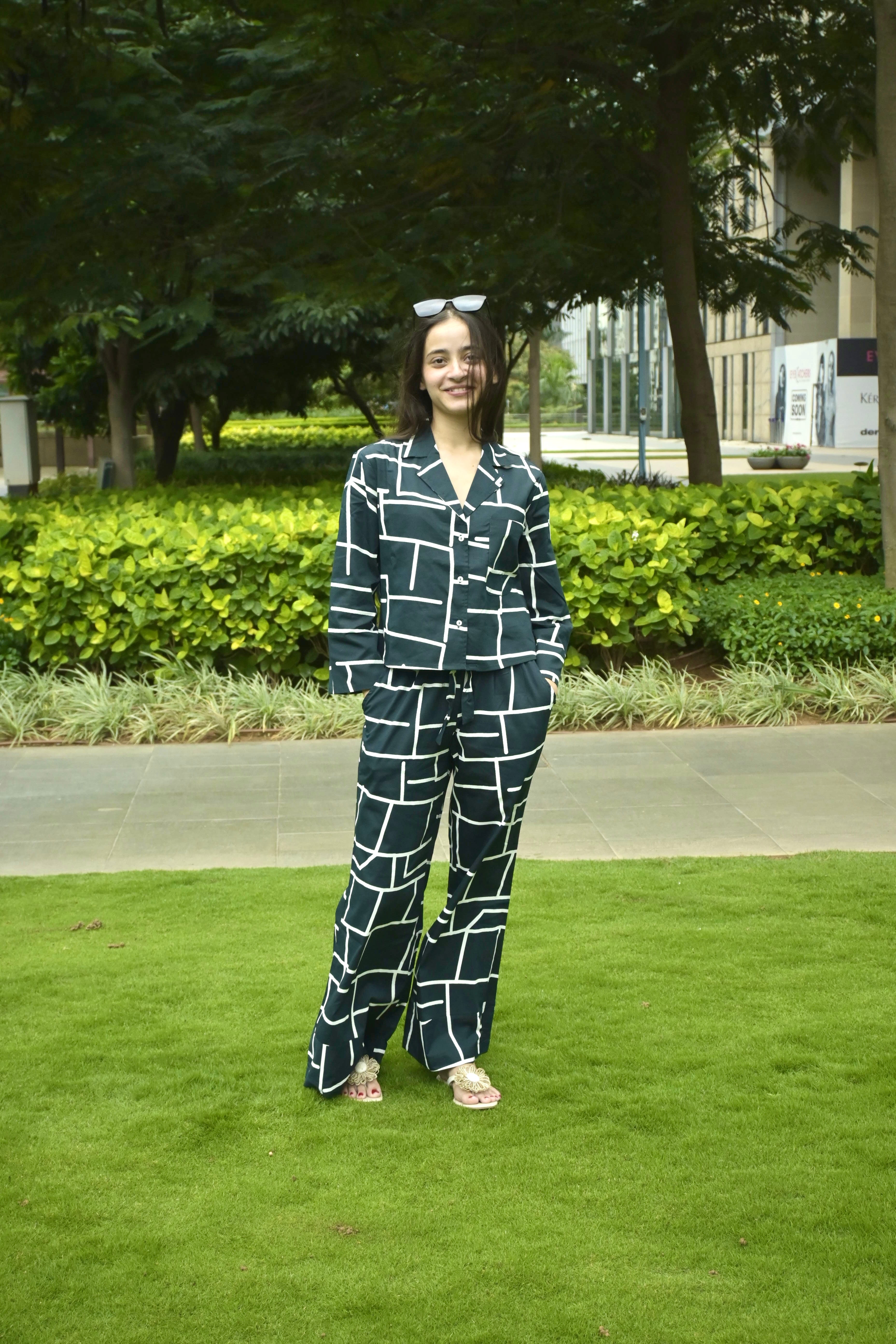 Crossed lines lounge set