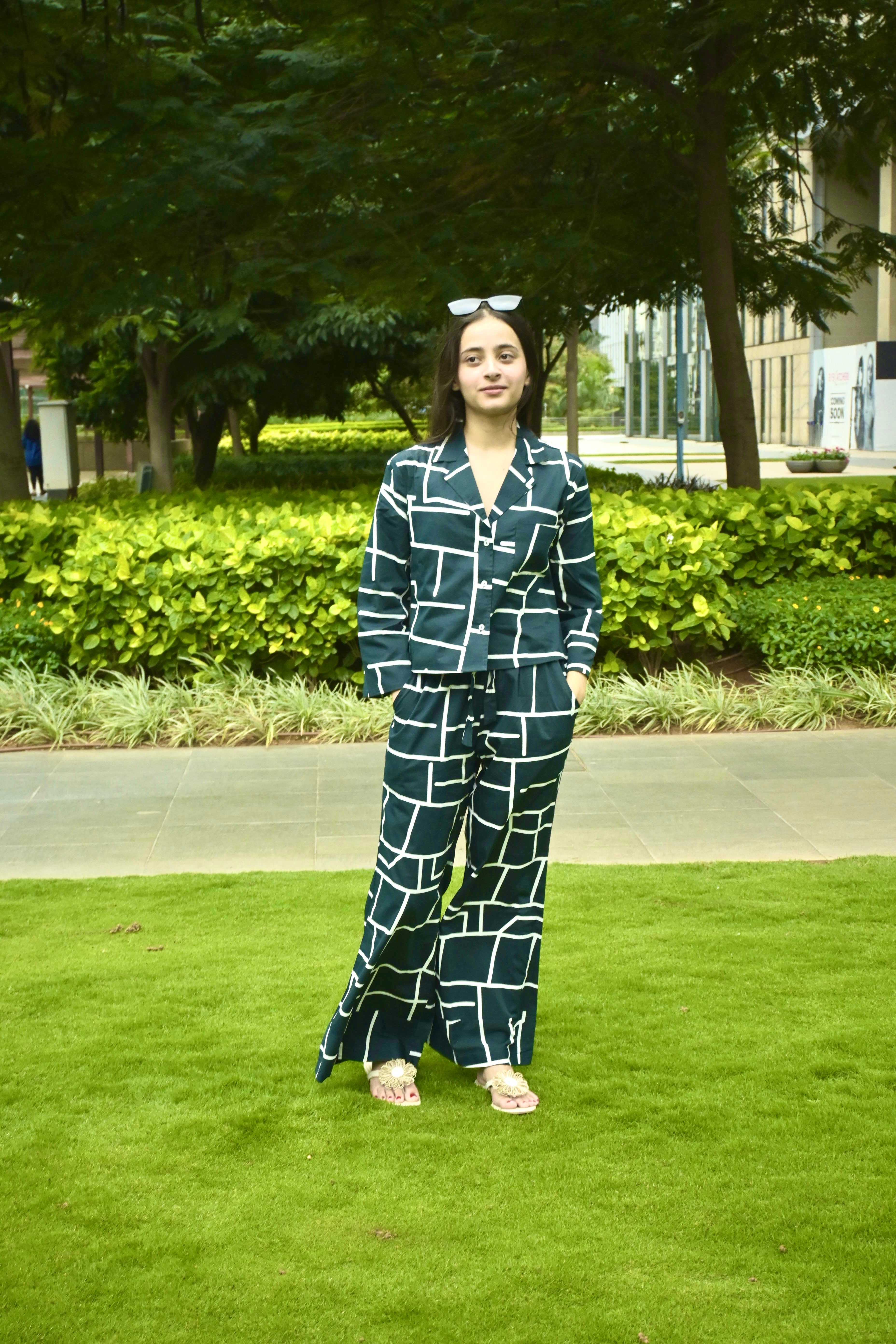 Crossed lines lounge set